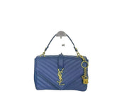 The quilted handbag with a metallic emblem and chain strap (VCF0026&BA009N)