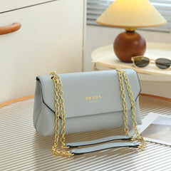 Prada It's a classic style with a gold chain strap ( KJBA009PO)