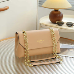 Prada It's a classic style with a gold chain strap ( KJBA009PO)