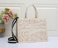 tote bag featuring an elegant, all-over Versace (FDBA009FF)