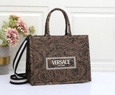 tote bag featuring an elegant, all-over Versace (FDBA009FF)