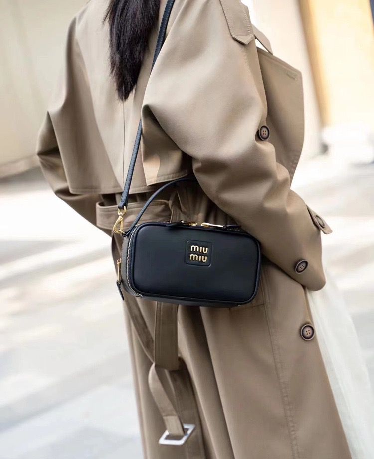 Miu Miu White Leather Crossbody – Elegant & Minimal (QTBA009AO)