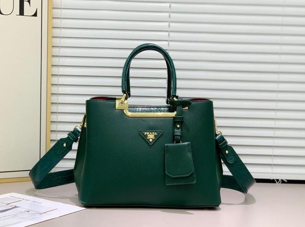 Chic  Pebbled Leather Satchel with Gold-Tone Accents (EEF0026)