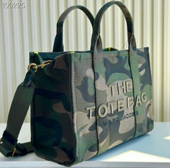 Versatile Totes: From Textured Chic to Urban Camo Marc Jacobs (FDBA009)