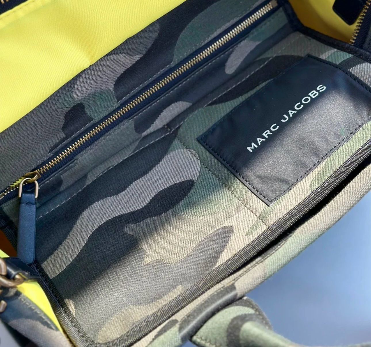 Versatile Totes: From Textured Chic to Urban Camo Marc Jacobs (FDBA009)