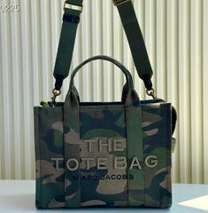 Versatile Totes: From Textured Chic to Urban Camo Marc Jacobs (FDBA009)