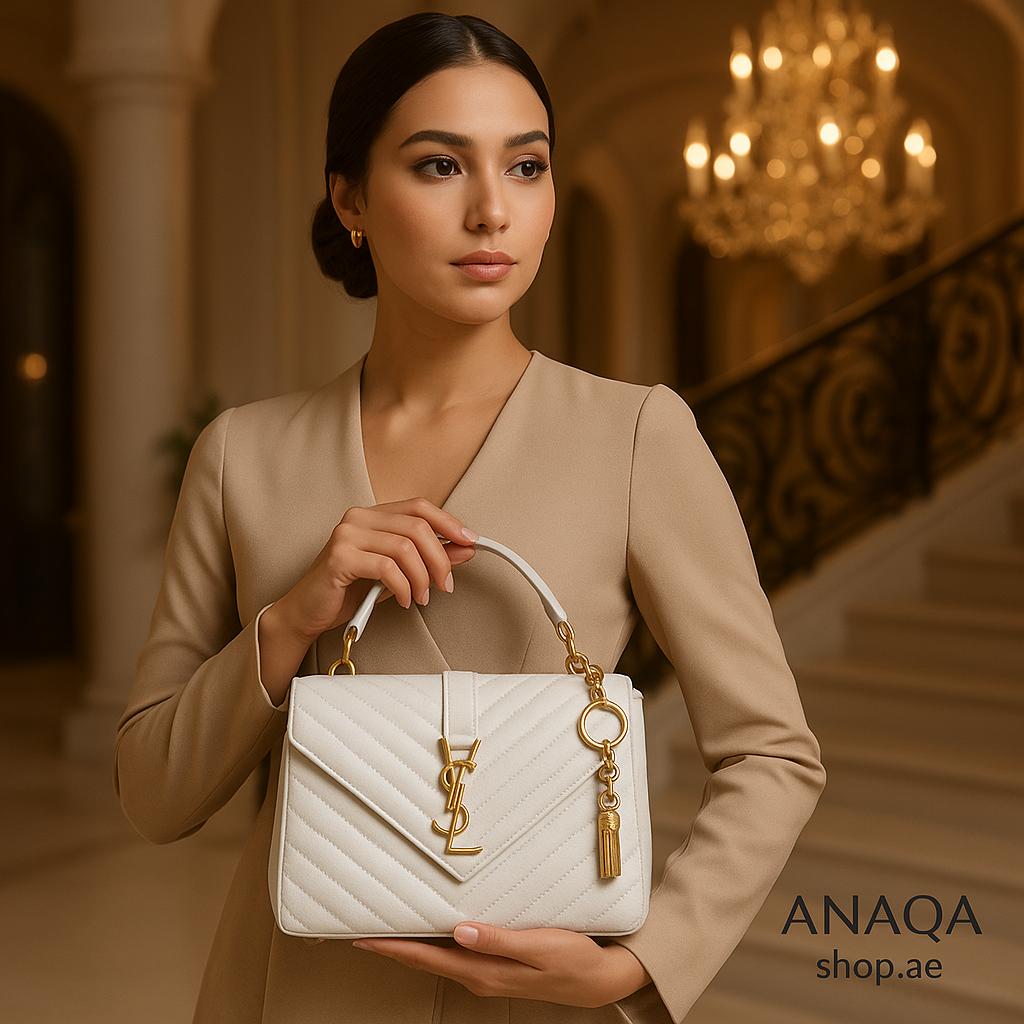 The quilted handbag with a metallic emblem and chain strap (VCF0026&BA009N)