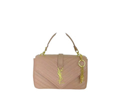 The quilted handbag with a metallic emblem and chain strap (VCF0026&BA009N)