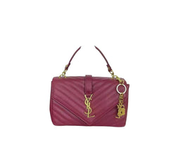 The quilted handbag with a metallic emblem and chain strap (VCF0026&BA009N)