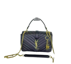 The quilted handbag with a metallic emblem and chain strap (VCF0026&BA009N)