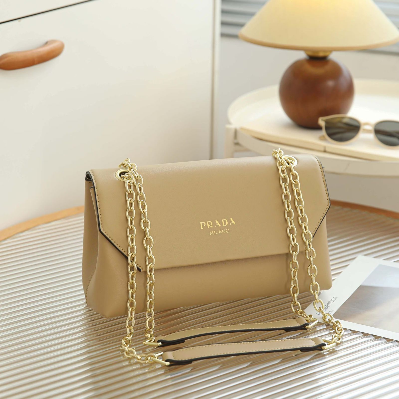 Prada It's a classic style with a gold chain strap ( KJBA009PO)