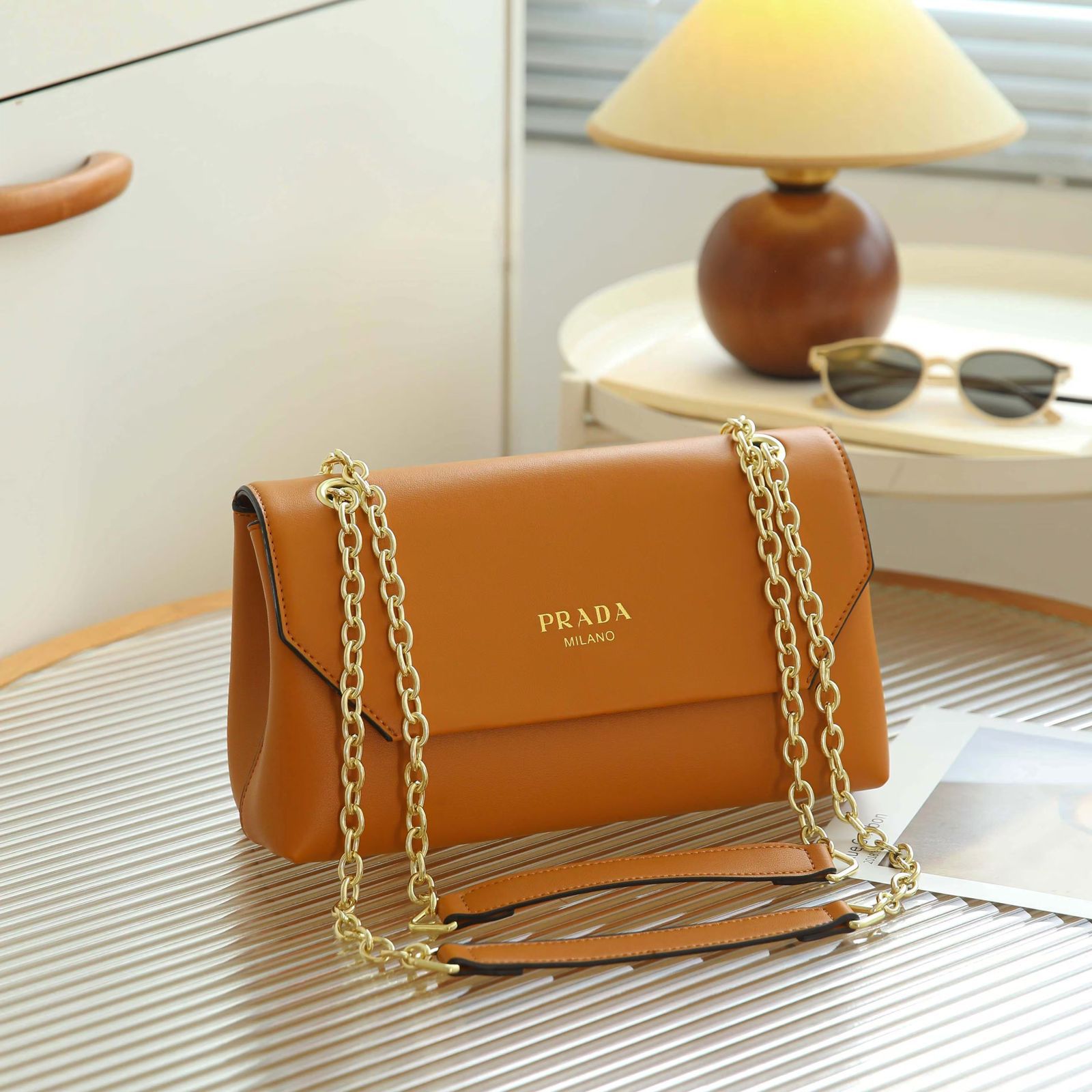 Prada It's a classic style with a gold chain strap ( KJBA009PO)