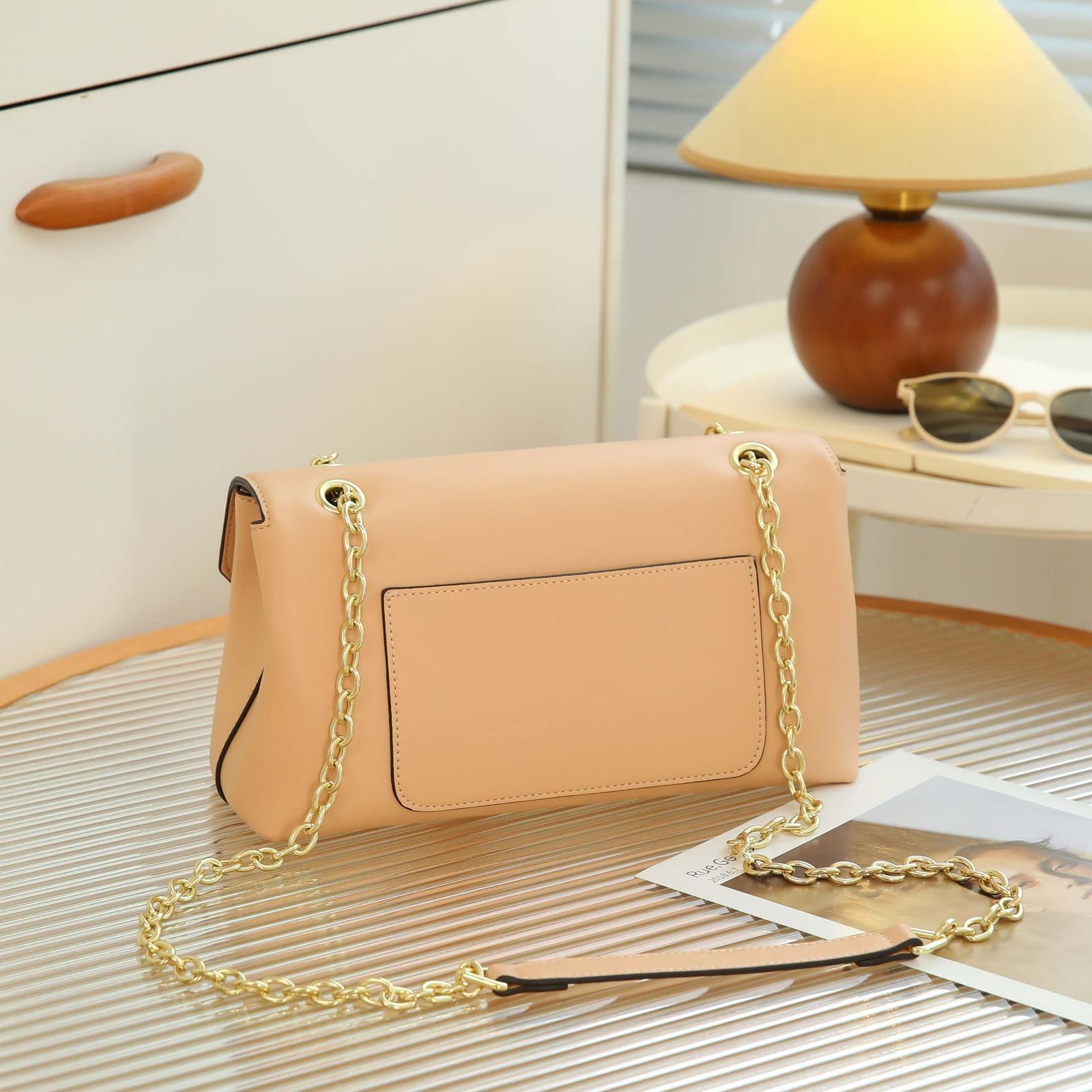 Prada It's a classic style with a gold chain strap ( KJBA009PO)