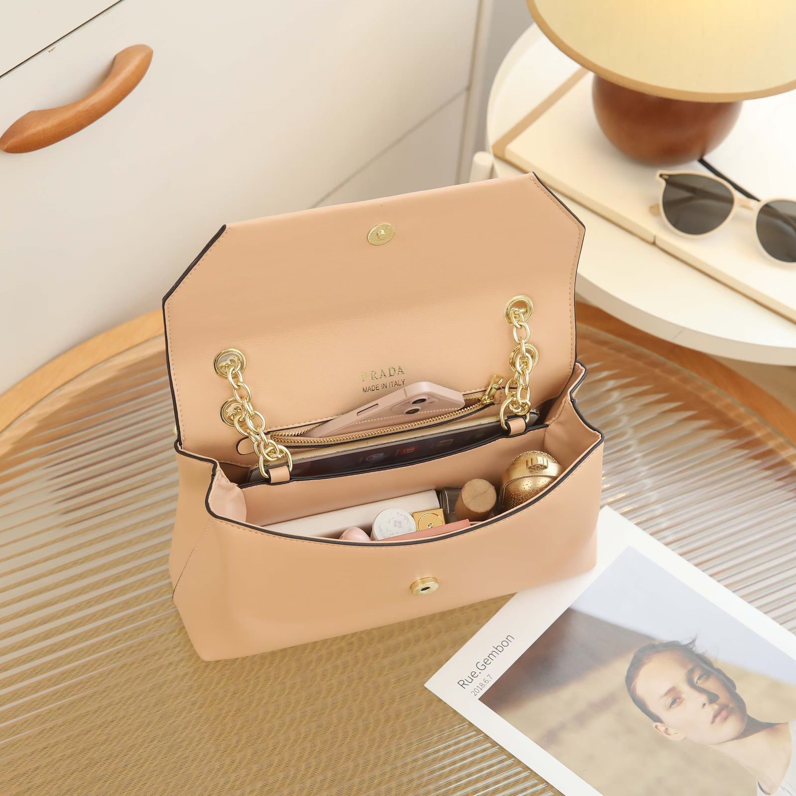 Prada It's a classic style with a gold chain strap ( KJBA009PO)