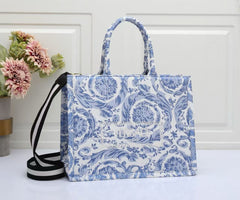 tote bag featuring an elegant, all-over Versace (FDBA009FF)